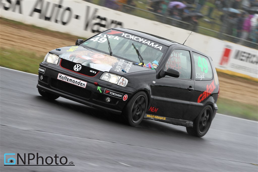 Blev det mon sidste gang at vi så Søren Lyck i hans VW Polo GTI kaffebil? Bilen er til salg og en anden bil(model) står allerede hjemme i garagen og er ved at blive klargjort.
(Foto: CN Photo)
